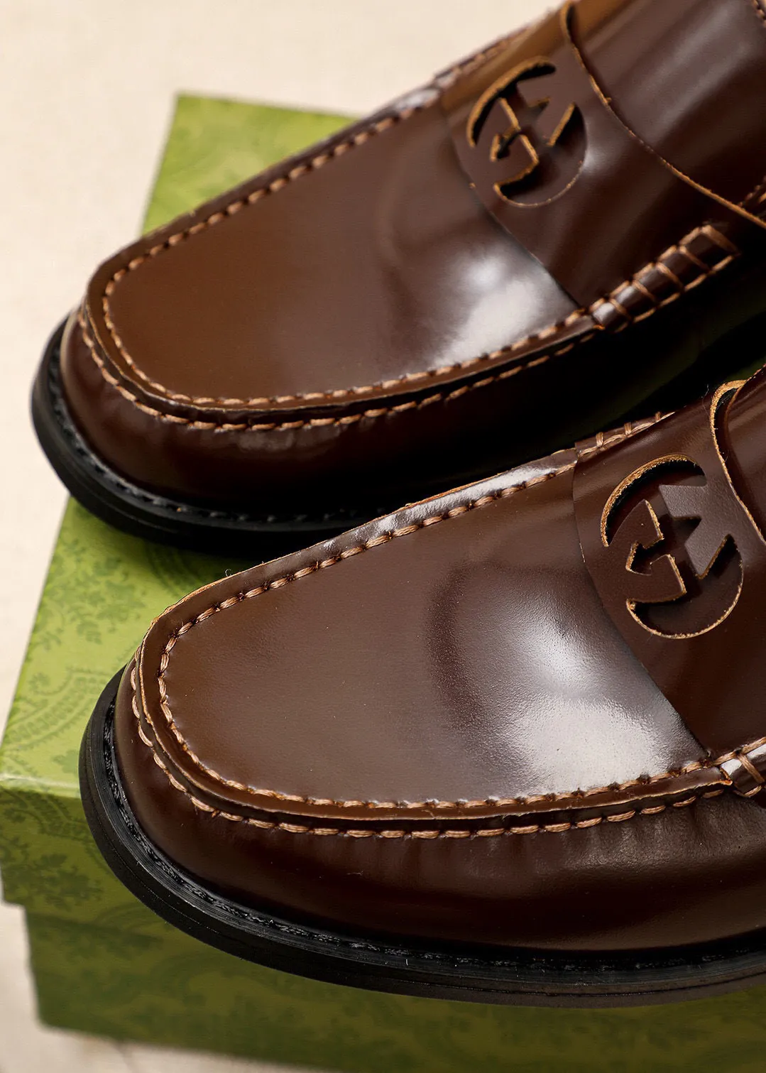 Men's shoes 💰480 💐 Product trademark: GUCCI "Gucci" casual leather shoes Regular size: 38-44 (45🉑️customized) Product materials: Selected imported first-layer open-edge beaded cowhide leather upper + luxury hardware buckle, imported water-dyed cowhide leather lining. Strong three-dimensional visual effect, combined outsole Color: 4⃣️colors available